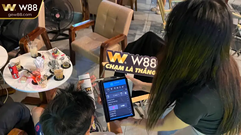 Người hâm mộ nhận quà tặng bình giữ nhiệt độc quyền từ sự kiện offline W88