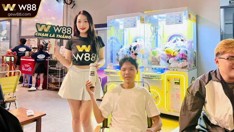 Nhân viên W88 hướng dẫn người chơi trải nghiệm ứng dụng cá cược trực tiếp